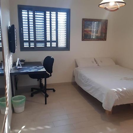 Adorable 3 Bedroom Brenner "Hill" Suite Giv'at Brenner Bagian luar foto