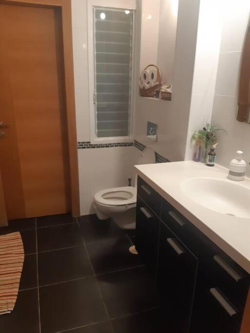Adorable 3 Bedroom Brenner "Hill" Suite Giv'at Brenner Bagian luar foto